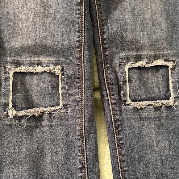 L & B Jeans. Super cute knee detail
T1 - Picture 4 of 11